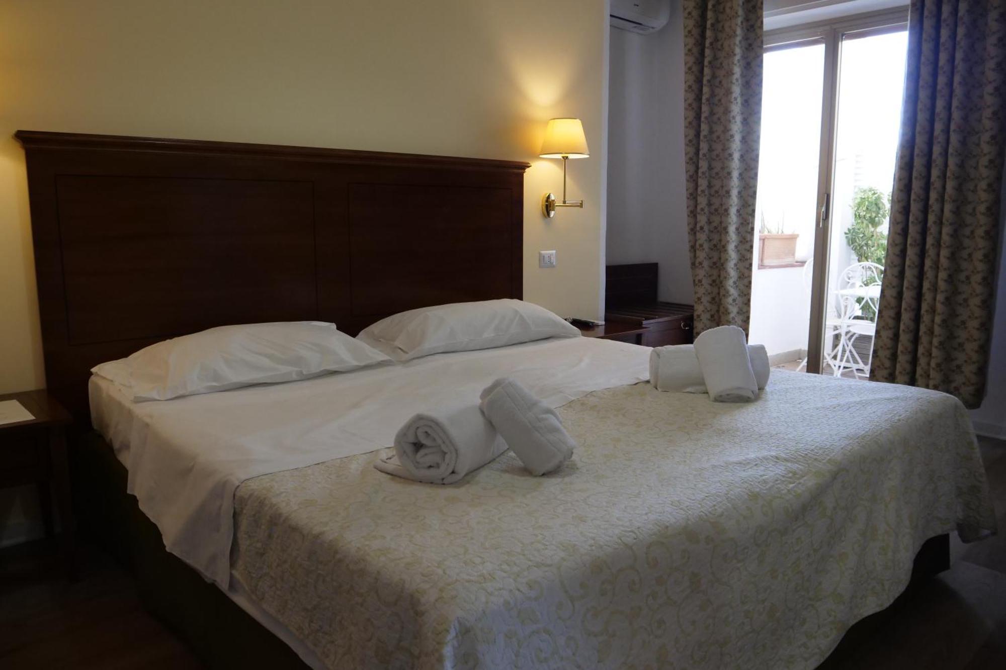 Hotel Elios Tao タオルミーナ エクステリア 写真