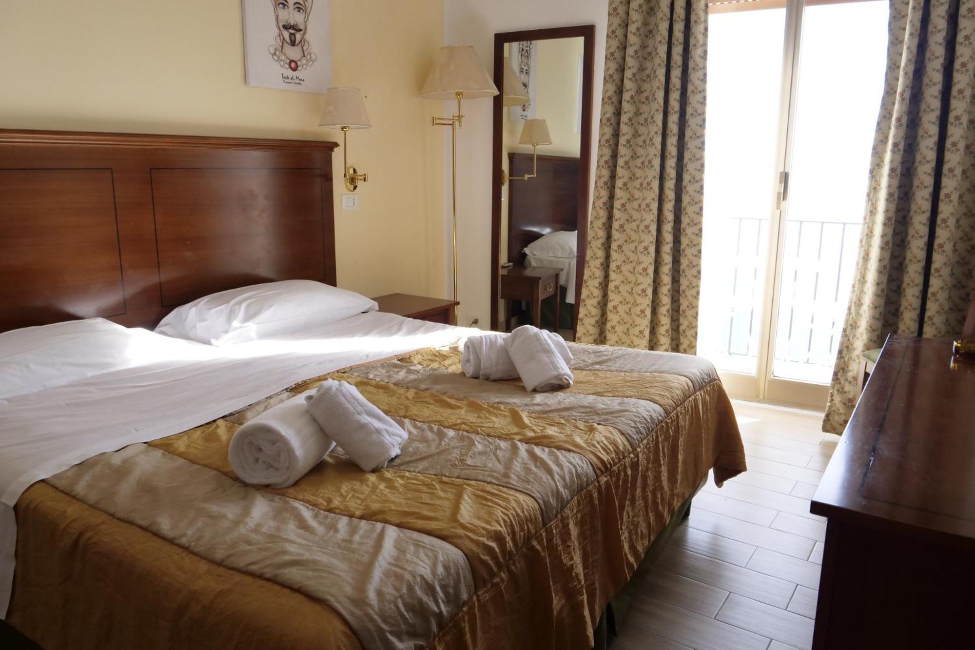Hotel Elios Tao タオルミーナ エクステリア 写真